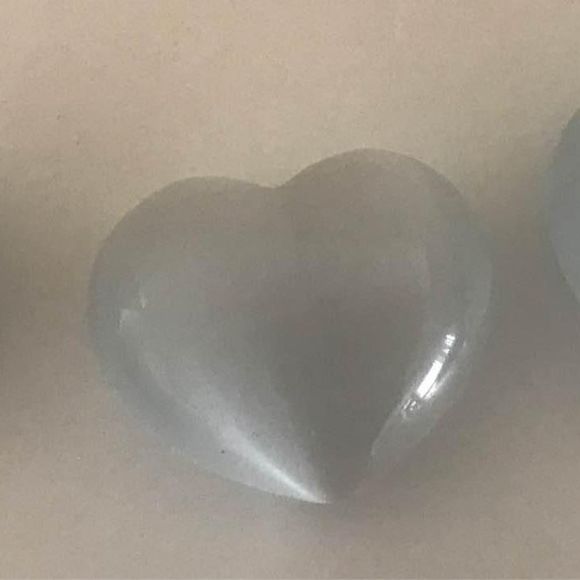 White cat’s eye heart polished - Picture 1 of 3